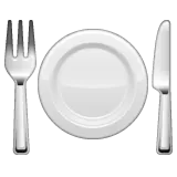 fork and knife with plate per la piattaforma Whatsapp