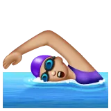 woman swimming: medium-light skin tone per la piattaforma Whatsapp