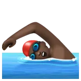 person swimming: dark skin tone per la piattaforma Whatsapp