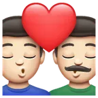 kiss: man, man, light skin tone untuk platform Whatsapp