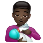 man feeding baby: dark skin tone สำหรับแพลตฟอร์ม Whatsapp
