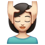 person getting massage: light skin tone per la piattaforma Whatsapp