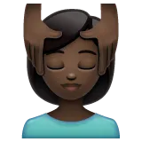 woman getting massage: dark skin tone für Whatsapp Plattform