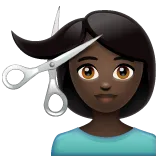 woman getting haircut: dark skin tone per la piattaforma Whatsapp
