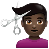 man getting haircut: dark skin tone per la piattaforma Whatsapp