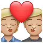 Whatsapp 플랫폼을 위한 kiss: medium-light skin tone