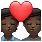 Whatsapp 플랫폼을 위한 kiss: dark skin tone