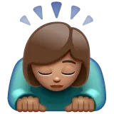 woman bowing: medium skin tone untuk platform Whatsapp