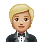 person in tuxedo: medium-light skin tone per la piattaforma Whatsapp