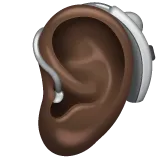 ear with hearing aid: dark skin tone per la piattaforma Whatsapp