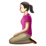 Whatsapp platformu için woman kneeling: light skin tone