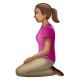 woman kneeling: medium skin tone สำหรับแพลตฟอร์ม Whatsapp