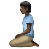 Whatsapp 플랫폼을 위한 person kneeling: dark skin tone