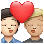 kiss: person, person, light skin tone, medium-light skin tone per la piattaforma Whatsapp