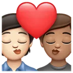 kiss: person, person, light skin tone, medium skin tone til Whatsapp platform