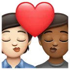 kiss: person, person, light skin tone, medium-dark skin tone สำหรับแพลตฟอร์ม Whatsapp