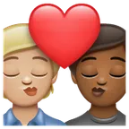kiss: person, person, medium-light skin tone, medium-dark skin tone สำหรับแพลตฟอร์ม Whatsapp