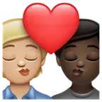 kiss: person, person, medium-light skin tone, dark skin tone עבור פלטפורמת Whatsapp