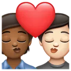 kiss: person, person, medium-dark skin tone, light skin tone per la piattaforma Whatsapp