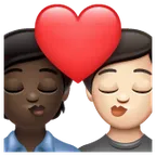 kiss: person, person, dark skin tone, light skin tone til Whatsapp platform