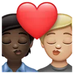 kiss: person, person, dark skin tone, medium-light skin tone עבור פלטפורמת Whatsapp