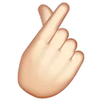 hand with index finger and thumb crossed: light skin tone per la piattaforma Whatsapp