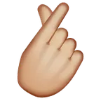 hand with index finger and thumb crossed: medium-light skin tone per la piattaforma Whatsapp