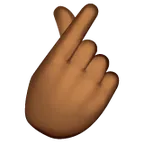 hand with index finger and thumb crossed: medium-dark skin tone per la piattaforma Whatsapp