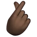 hand with index finger and thumb crossed: dark skin tone สำหรับแพลตฟอร์ม Whatsapp