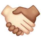 handshake: light skin tone, medium skin tone per la piattaforma Whatsapp