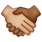 handshake: medium-light skin tone, medium-dark skin tone per la piattaforma Whatsapp