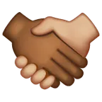 handshake: medium-dark skin tone, medium-light skin tone per la piattaforma Whatsapp