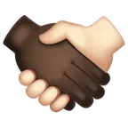 handshake: dark skin tone, light skin tone til Whatsapp platform