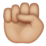 raised fist: medium-light skin tone per la piattaforma Whatsapp