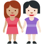 women holding hands: medium skin tone, light skin tone für X / Twitter Plattform